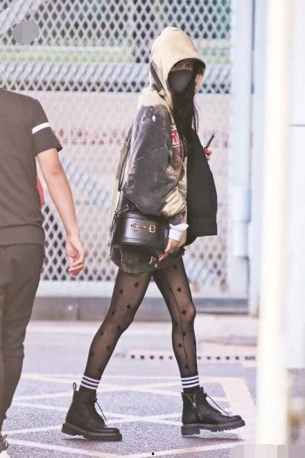 明星黑丝袜穿搭.电影下载,黑丝袜穿搭指南与热门电影下载推荐